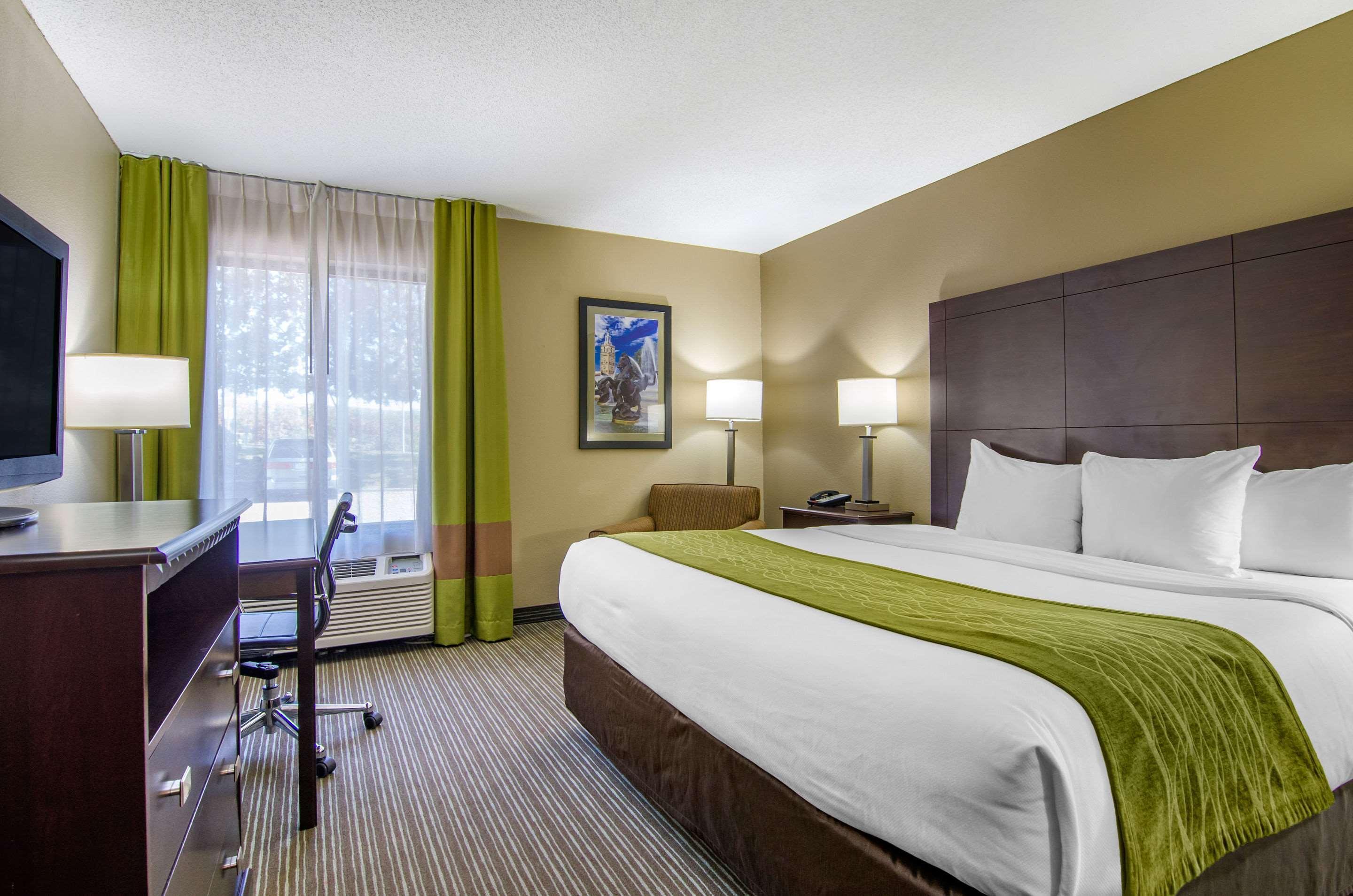 Comfort & Kansas - Northeast Hotel